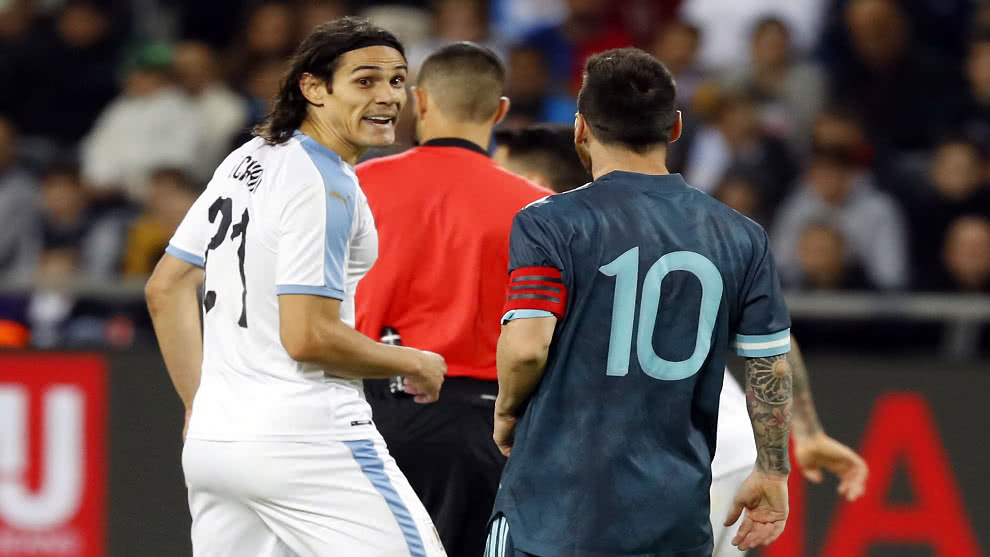 ¿futbolistas o boxeadores? Messi y Cavani casi se agarran (+VIDEO)