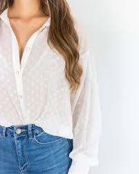 Zara revive en Stadivarius su  famosa camisa de topos blancos