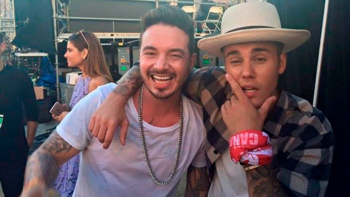 ¿Aja y entonces? J Balvin le obsequia un anillo de diamantes a Justin Bieber