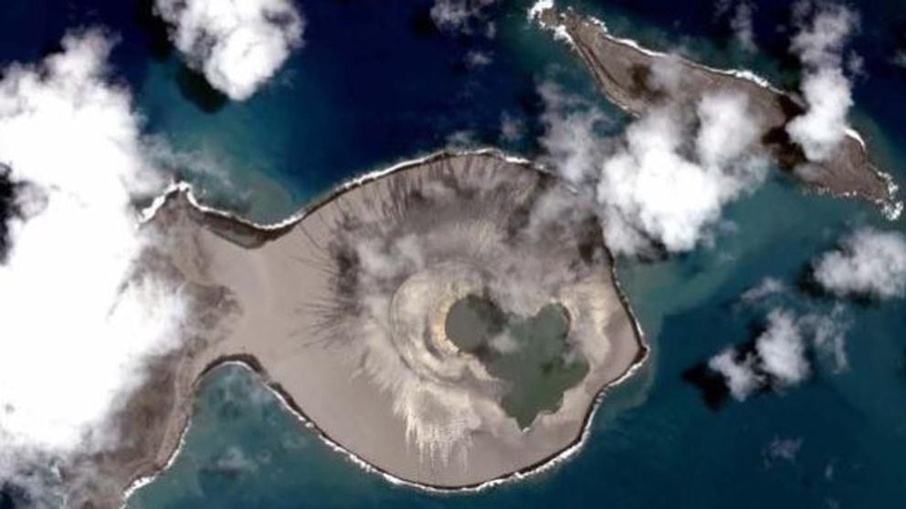 ¡ASOMBROSO! Nace una nueva isla tras erupción volcánica (+VIDEO)