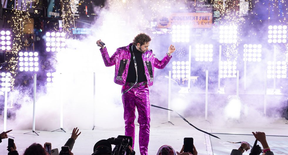 ¡ALLÁ RODÓ! Post Malone despide el año cayéndose del escenario (FOTOS)