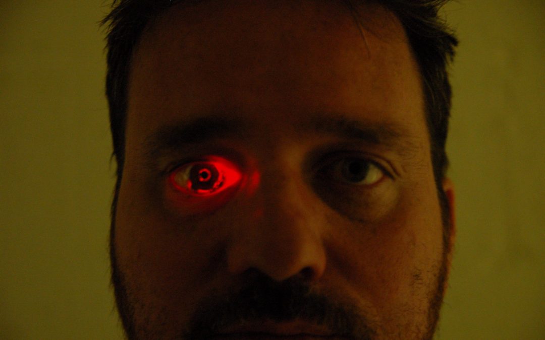 ¡Increíble pero cierto! Hombre crea un ojo que graba a lo Terminator