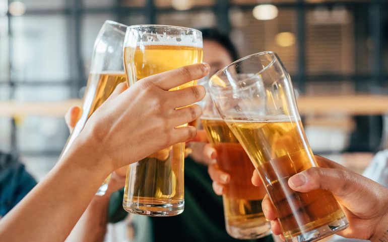 Beber cerveza puede hacerte lucir más joven, según la ciencia