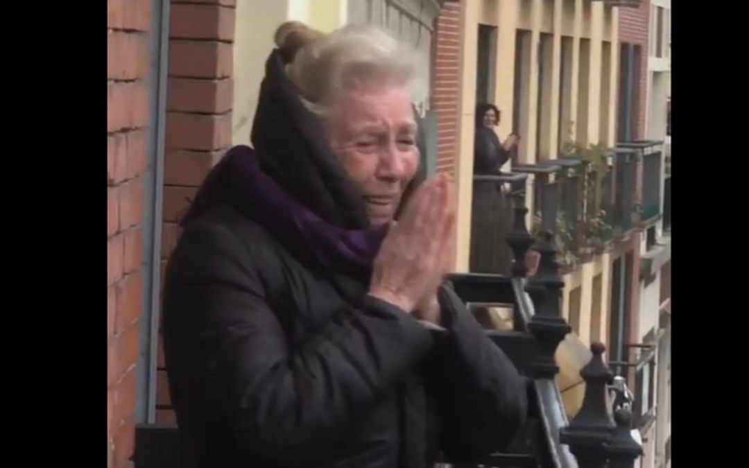 ¡Se ganaron el cielo! Vecinos en España le dan feliz cumpleaños a una abuela en plena cuarentena