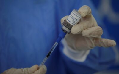 Médicos instan a los panameños a que no duden del efecto de las vacunas contra el coronavirus