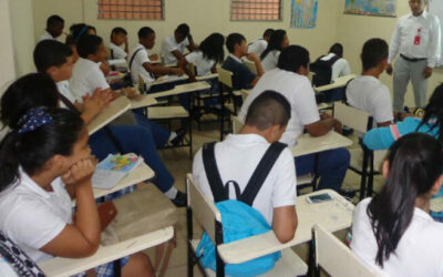 Panameños reclaman que uniformes escolares deben ser donados por el Gobierno
