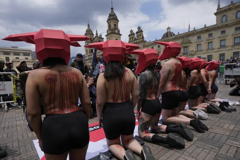Con máscaras de toros, colombianos piden prohibir corridas