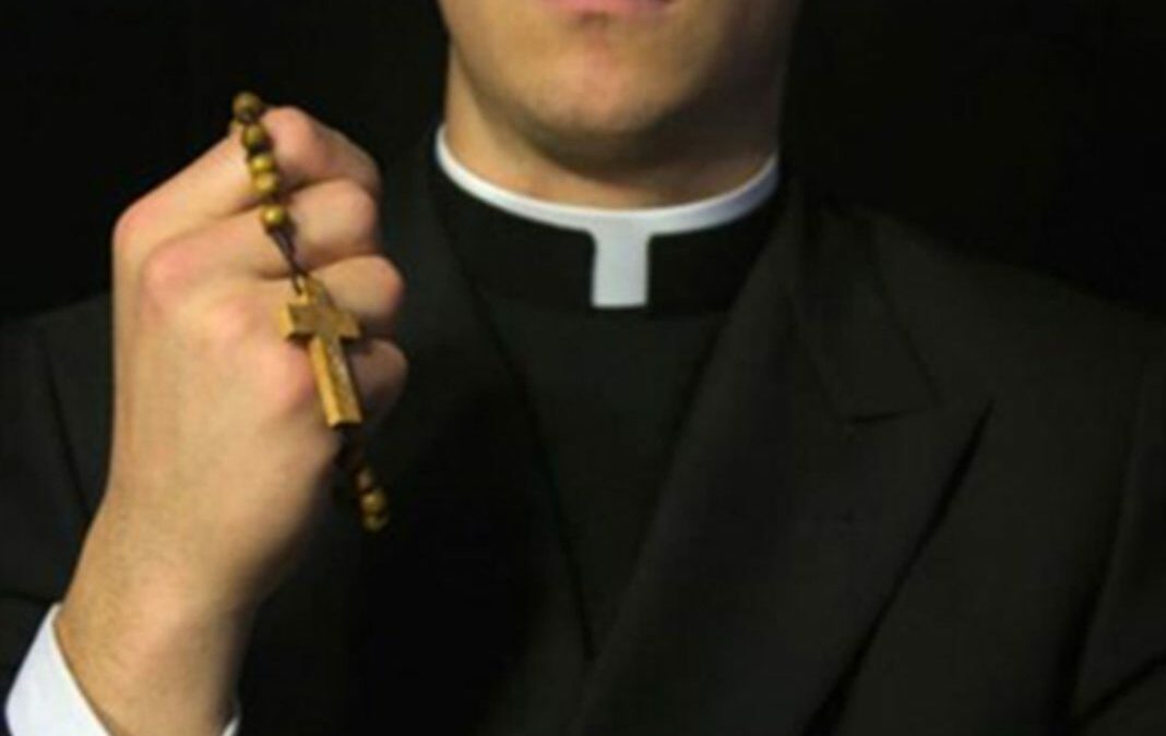 Condenaron a sacerdote por violar a una menor en Panamá