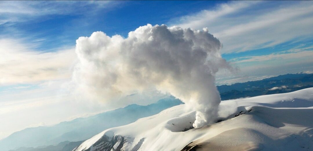 Emiten Alerta Amarilla por el volcán Nevado del Ruiz en Colombia