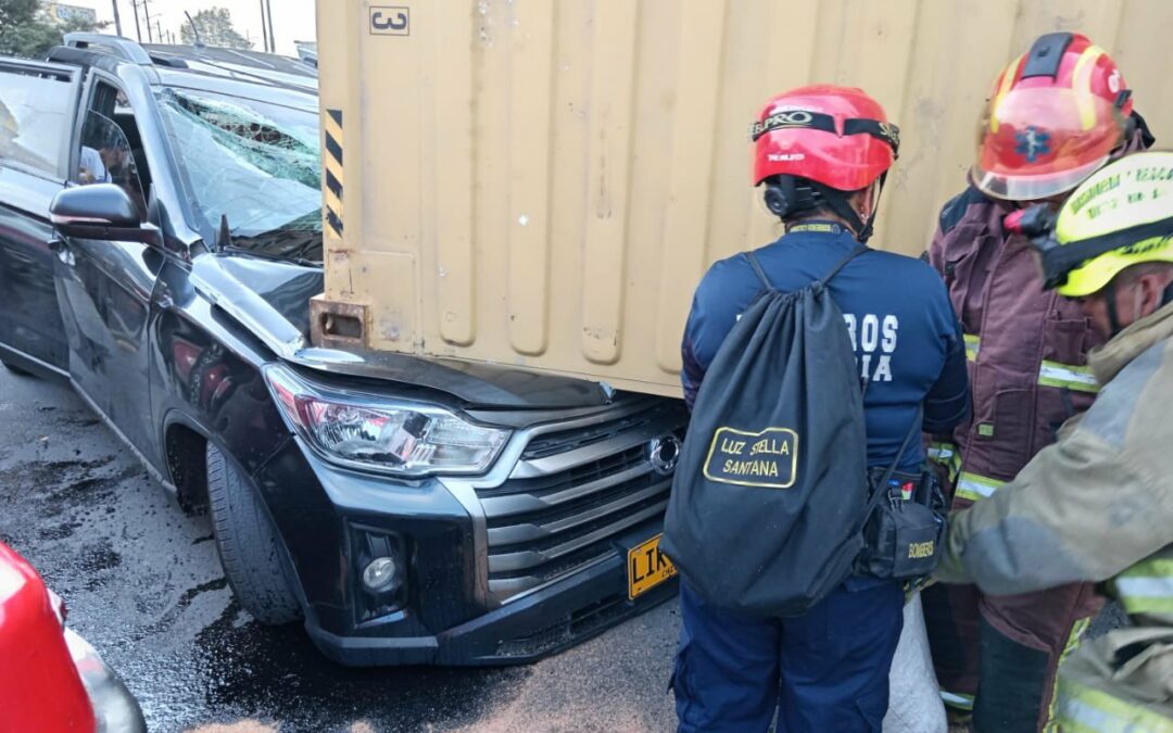 Container cayó sobre un vehículo en Cundinamarca, Colombia