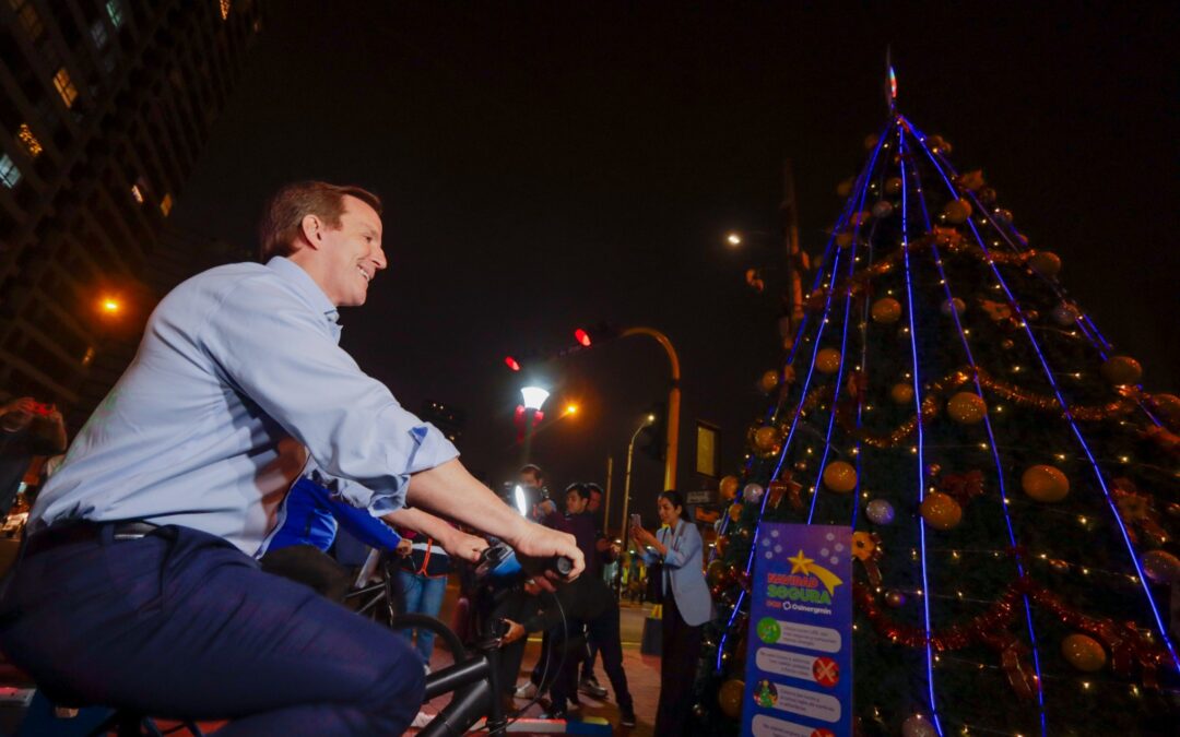 ¡ECOLÓGICO! Arman un árbol de Navidad que brilla por el pedaleo de bicicletas en Perú